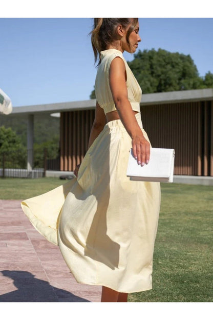 Romina – ärmelloses, gerafftes Kleid mit Stehkragen und Ausschnitt