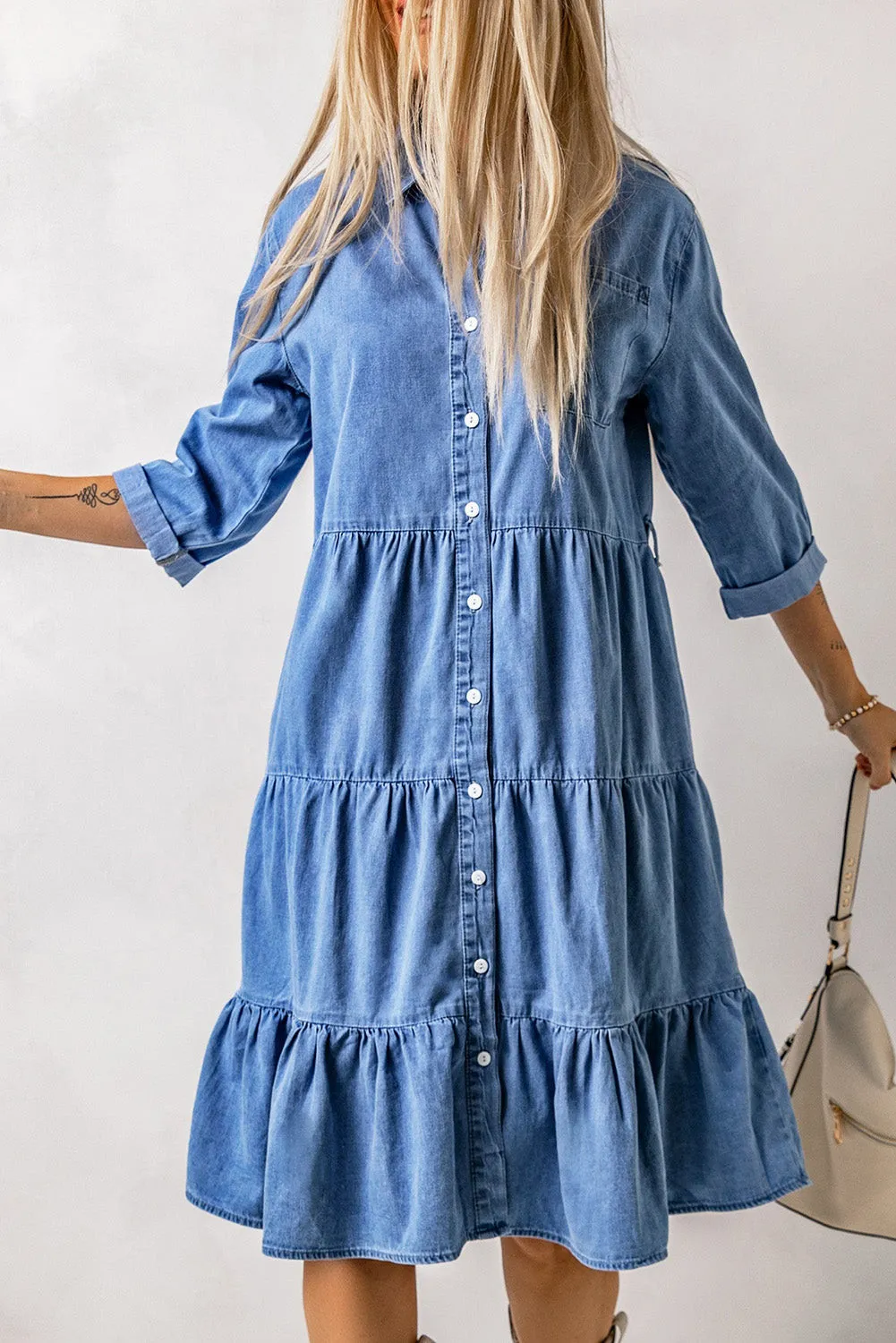 Bruna – Gestuftes Denim-Hemdkleid mit Knopfleiste vorne und Rüschen