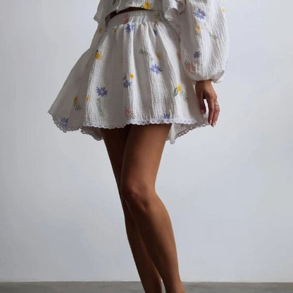 Greta - Süßes Kleid mit Puffärmeln und Blumenstickerei