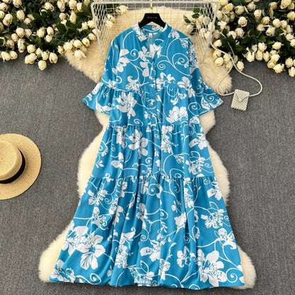 Lola - Übergrößen V-Ausschnitt Detailliertes Blumenmuster Maxikleid in Blau und Weiß