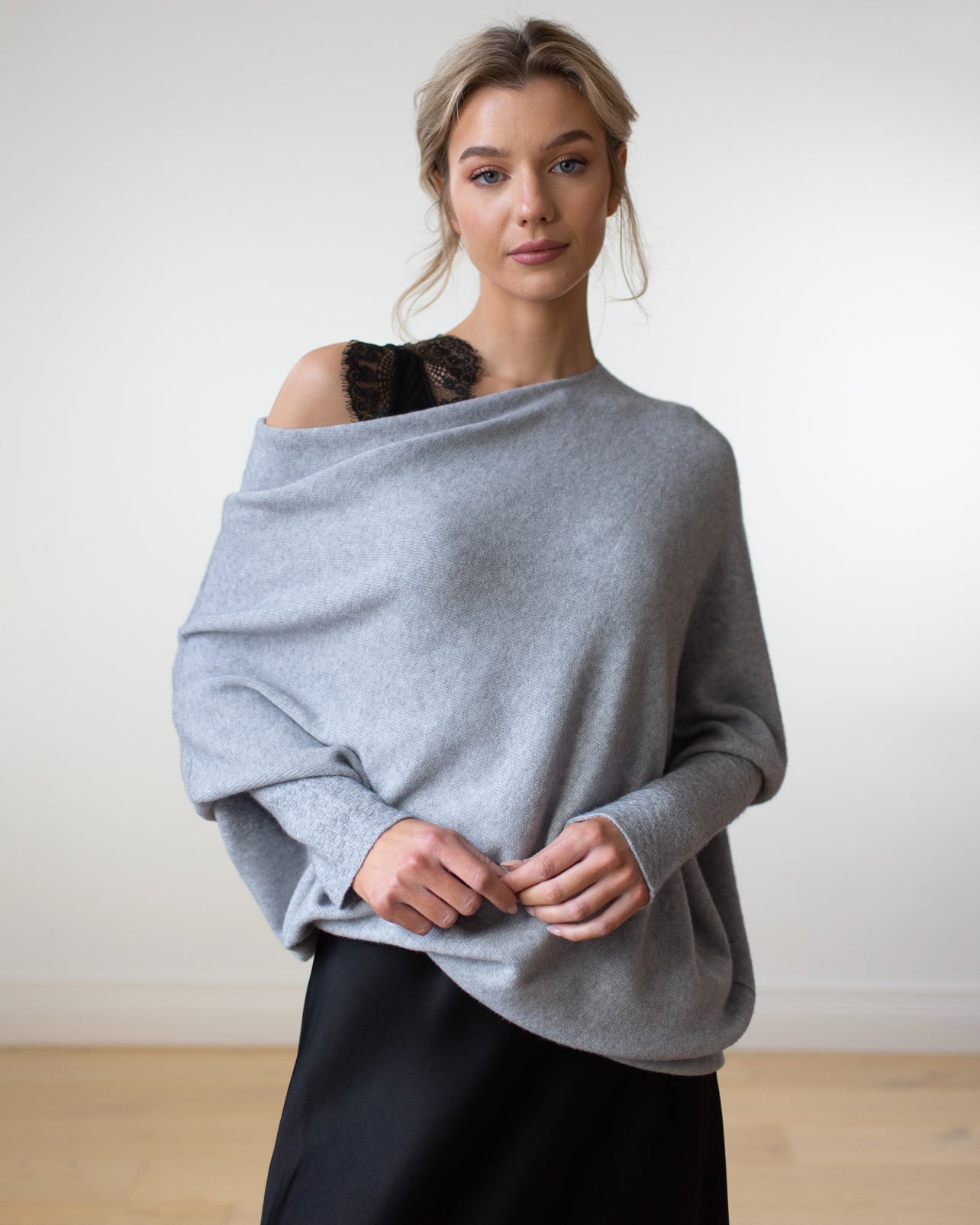 Laia® | Asymmetrisch drapierter, eleganter Rundhalsausschnitt