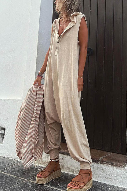 Raquel - Ärmelloser Jumpsuit mit einreihiger Knopfleiste und Kapuze.