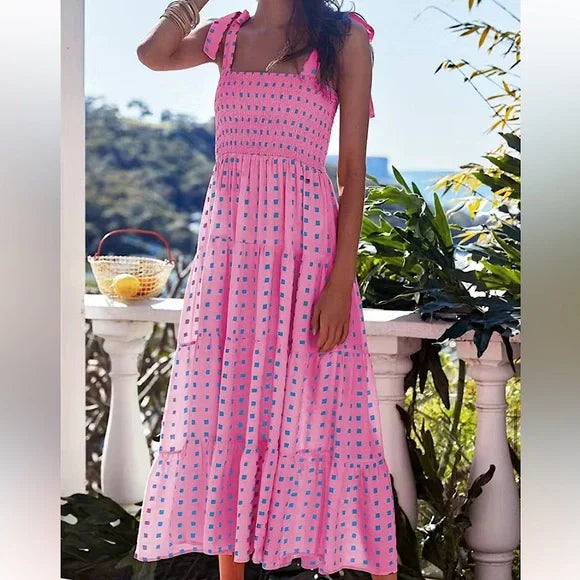 Geometrisch bedrucktes Maxikleid in Rosa mit gerüschtem Saum