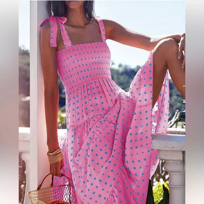 Geometrisch bedrucktes Maxikleid in Rosa mit gerüschtem Saum